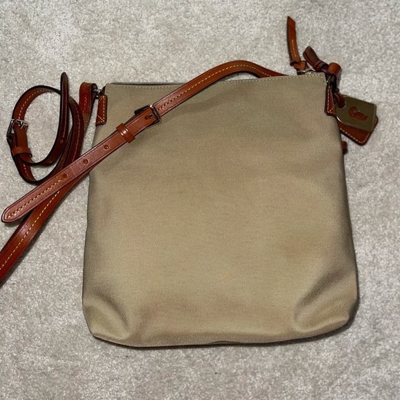Dooney & Bourke nylon bag w/leather longstrap - Picture 3 of 11